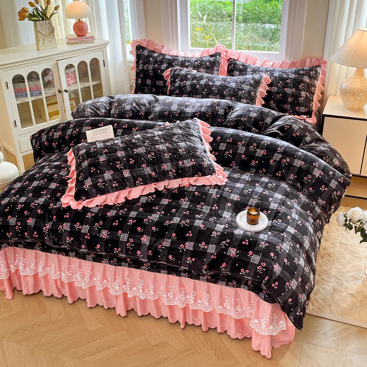 91家纺网 家纺一手货源 找家纺 提花大世界 2025新款爆款高克重牛奶绒印花夹棉蕾丝花边床盖床裙单件三件四件套 黑茉香