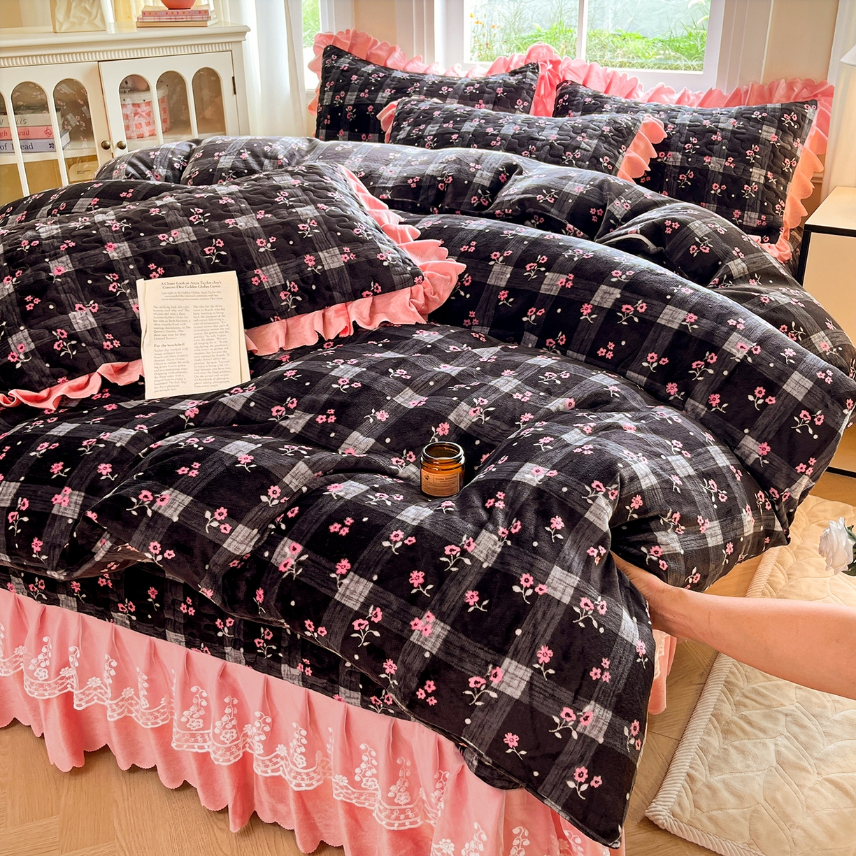 91家纺网 家纺一手货源 找家纺 提花大世界 2025新款爆款高克重牛奶绒印花夹棉蕾丝花边床盖床裙单件三件四件套 黑茉香