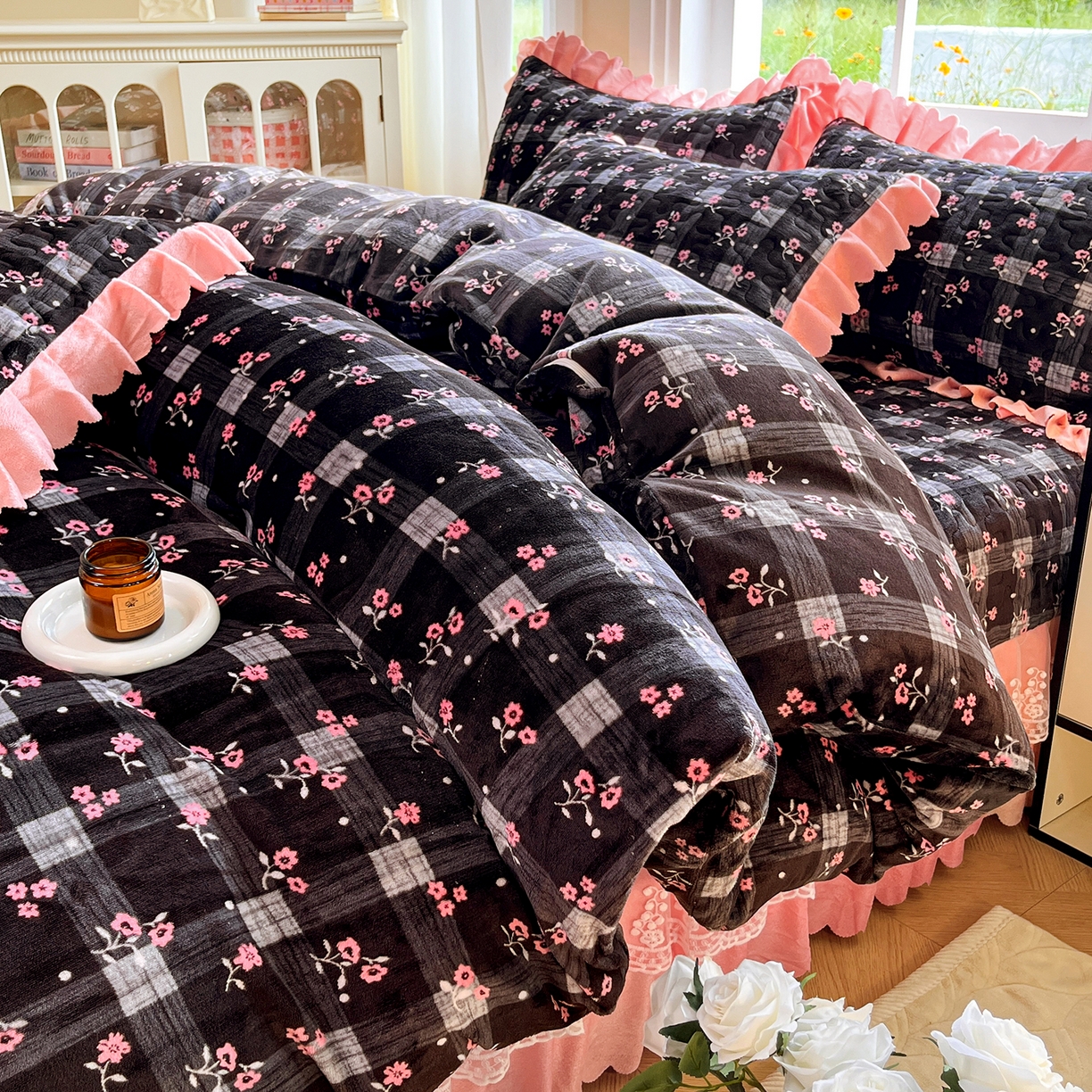 91家纺网 家纺一手货源 找家纺 提花大世界 2025新款爆款高克重牛奶绒印花夹棉蕾丝花边床盖床裙单件三件四件套 黑茉香