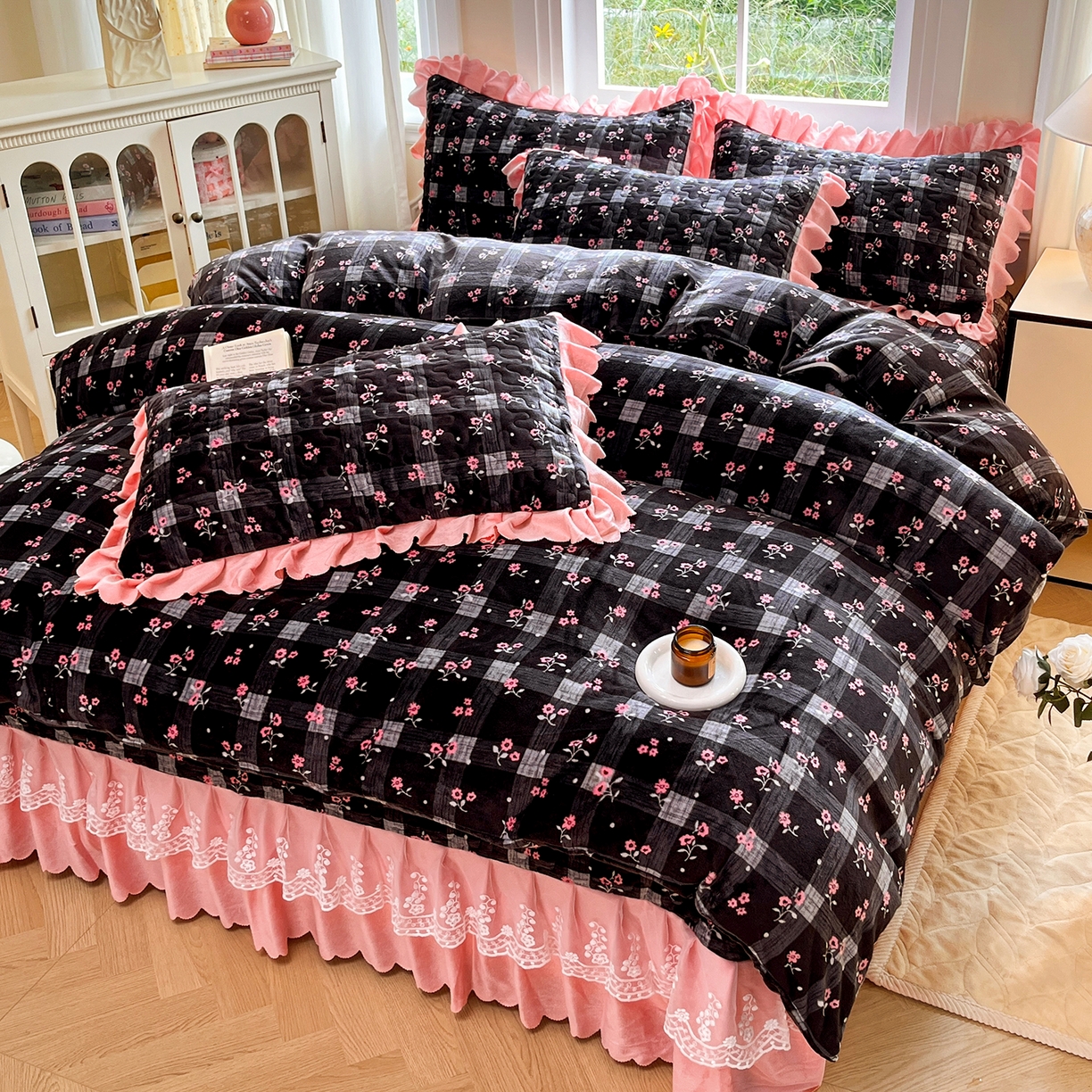 91家纺网 家纺一手货源 找家纺 提花大世界 2025新款爆款高克重牛奶绒印花夹棉蕾丝花边床盖床裙单件三件四件套 黑茉香