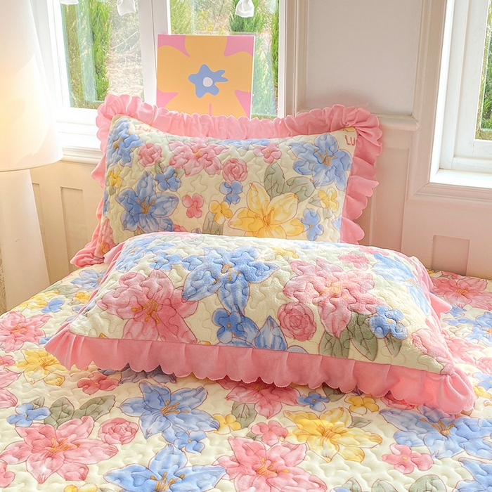 91家纺网 家纺一手货源 找家纺 提花大世界 2025新款爆款高克重牛奶绒印花夹棉蕾丝花边床盖床裙单件三件四件套 花季物语