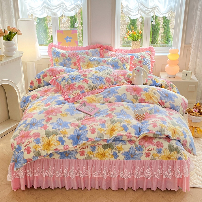 91家纺网 家纺一手货源 找家纺 提花大世界 2025新款爆款高克重牛奶绒印花夹棉蕾丝花边床盖床裙单件三件四件套 花季物语