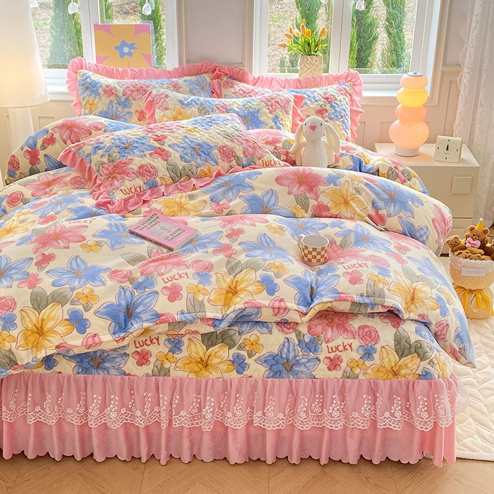 91家纺网 家纺一手货源 找家纺 提花大世界 2025新款爆款高克重牛奶绒印花夹棉蕾丝花边床盖床裙单件三件四件套 花季物语