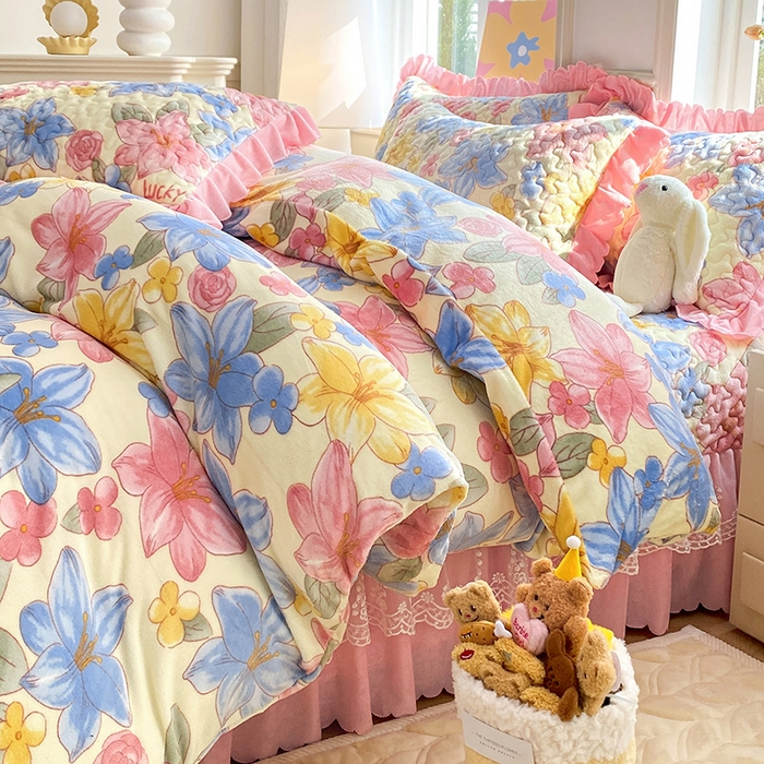 91家纺网 家纺一手货源 找家纺 提花大世界 2025新款爆款高克重牛奶绒印花夹棉蕾丝花边床盖床裙单件三件四件套 花季物语