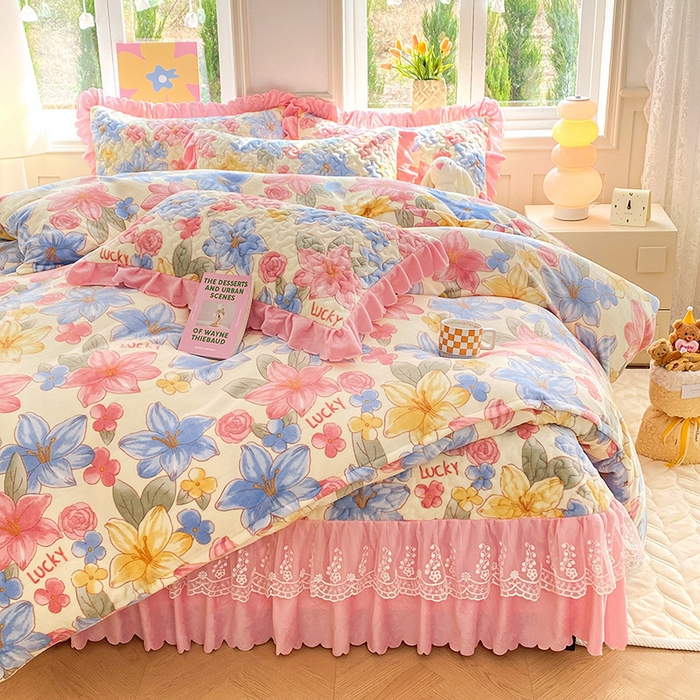 91家纺网 家纺一手货源 找家纺 提花大世界 2025新款爆款高克重牛奶绒印花夹棉蕾丝花边床盖床裙单件三件四件套 花季物语