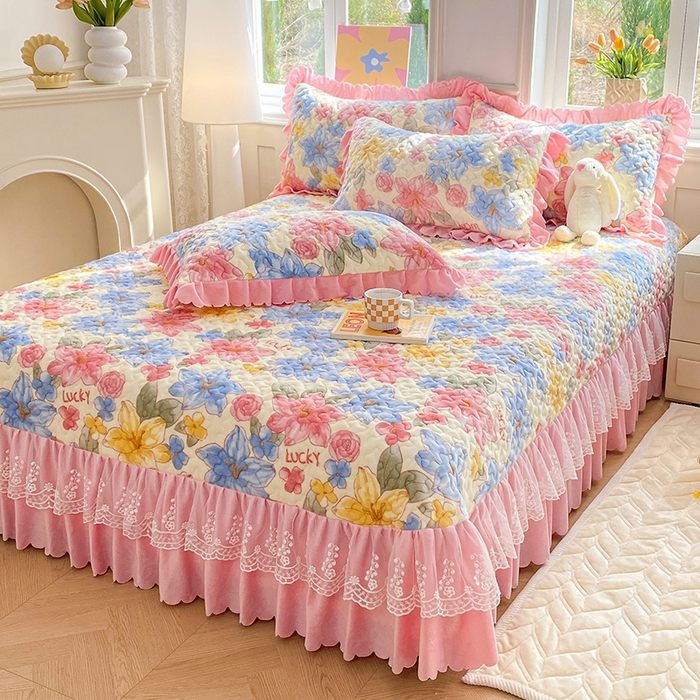 91家纺网 家纺一手货源 找家纺 提花大世界 2025新款爆款高克重牛奶绒印花夹棉蕾丝花边床盖床裙单件三件四件套 花季物语