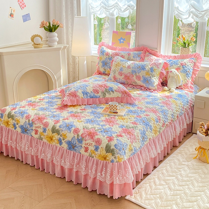 91家纺网 家纺一手货源 找家纺 提花大世界 2025新款爆款高克重牛奶绒印花夹棉蕾丝花边床盖床裙单件三件四件套 花季物语