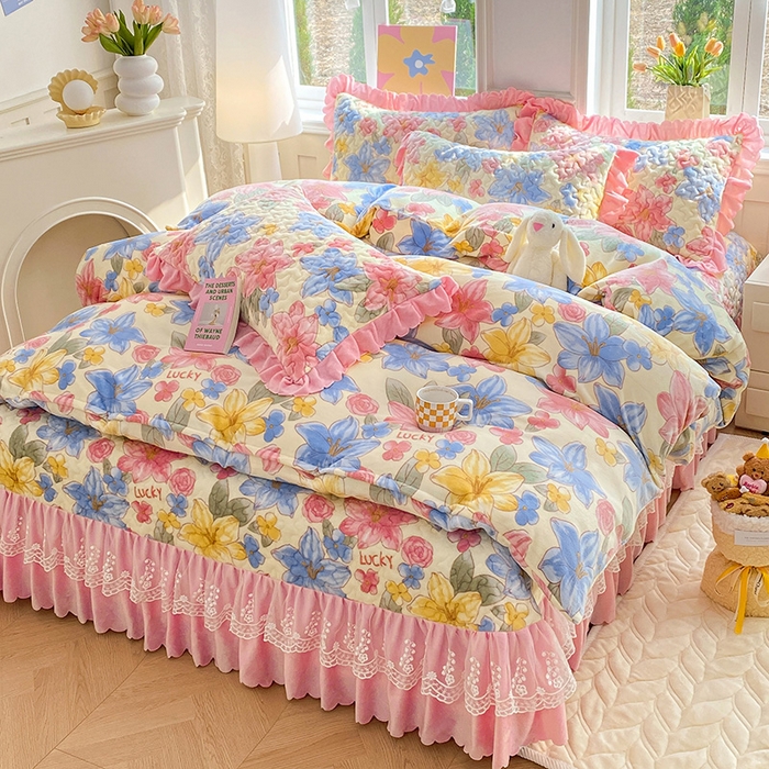 91家纺网 家纺一手货源 找家纺 提花大世界 2025新款爆款高克重牛奶绒印花夹棉蕾丝花边床盖床裙单件三件四件套 花季物语