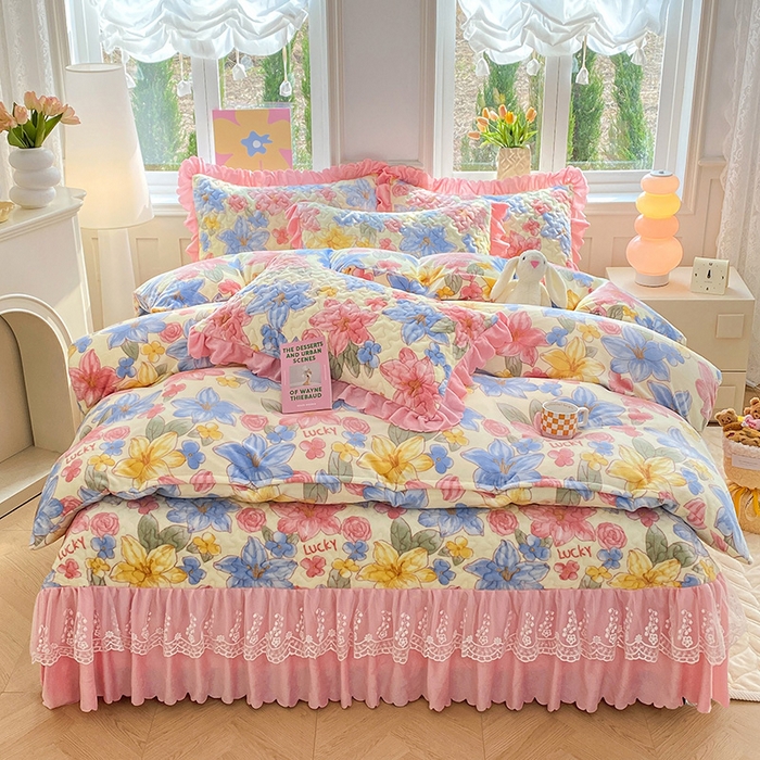 91家纺网 家纺一手货源 找家纺 提花大世界 2025新款爆款高克重牛奶绒印花夹棉蕾丝花边床盖床裙单件三件四件套 花季物语