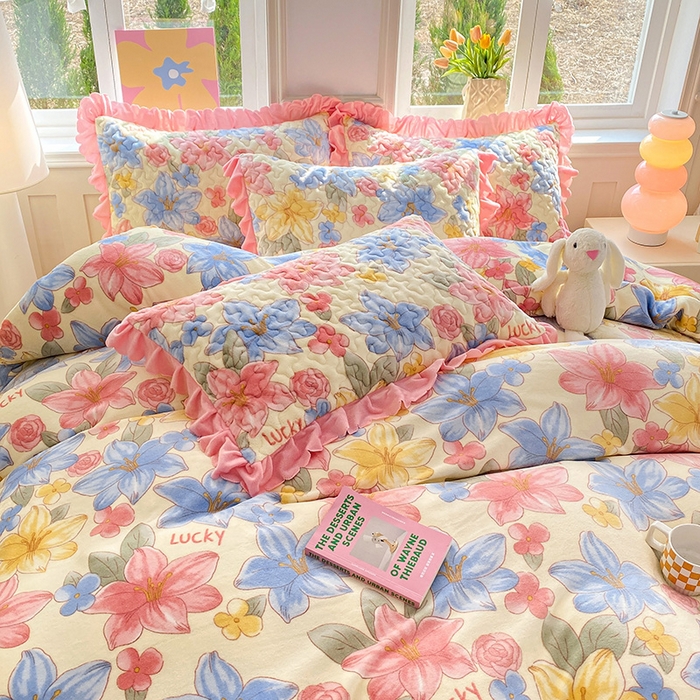 91家纺网 家纺一手货源 找家纺 提花大世界 2025新款爆款高克重牛奶绒印花夹棉蕾丝花边床盖床裙单件三件四件套 花季物语