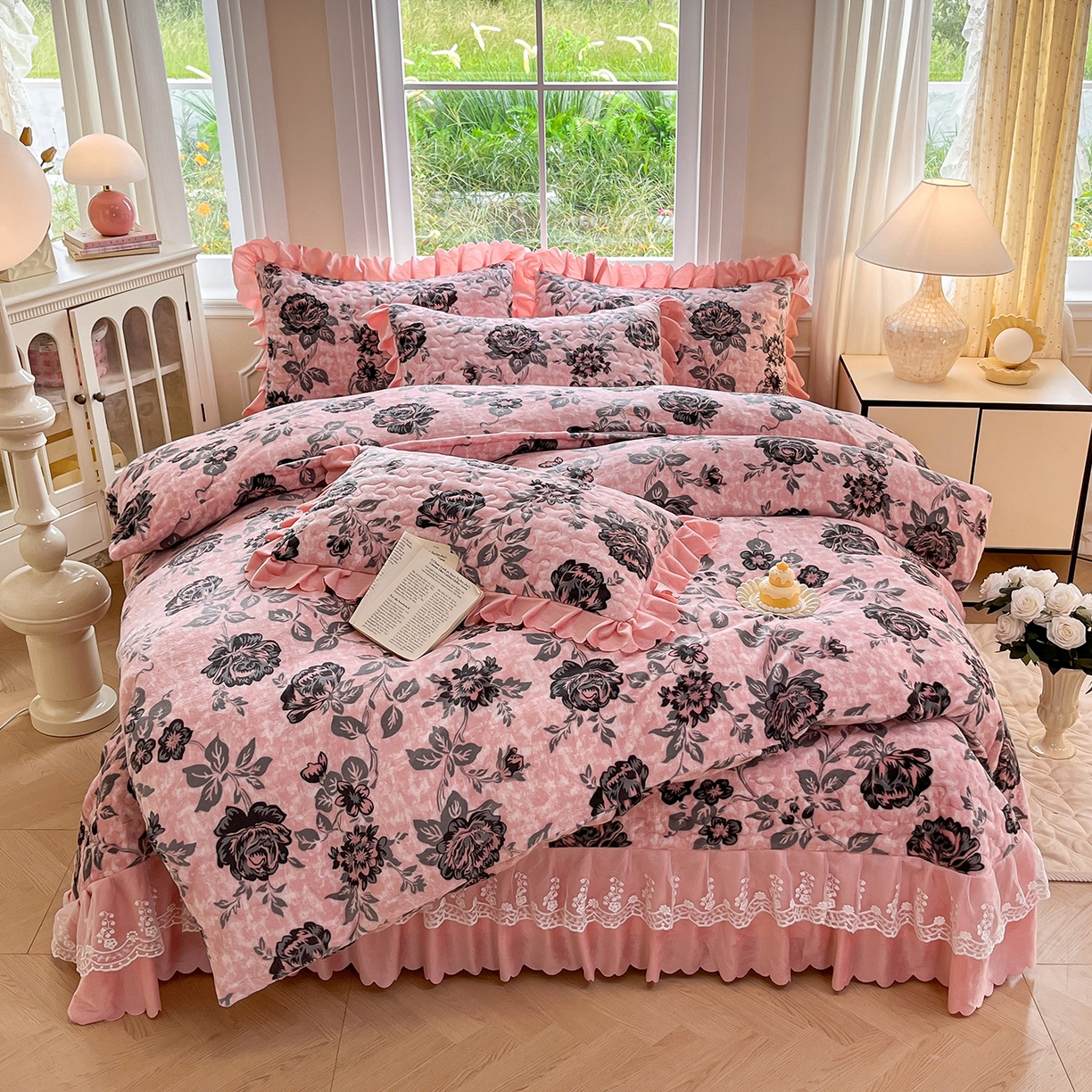 91家纺网 家纺一手货源 找家纺 提花大世界 2025新款爆款高克重牛奶绒印花夹棉蕾丝花边床盖床裙单件三件四件套 花枝韵