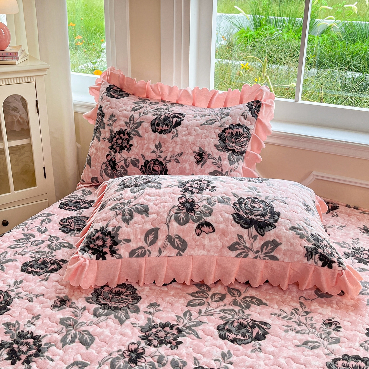 91家纺网 家纺一手货源 找家纺 提花大世界 2025新款爆款高克重牛奶绒印花夹棉蕾丝花边床盖床裙单件三件四件套 花枝韵