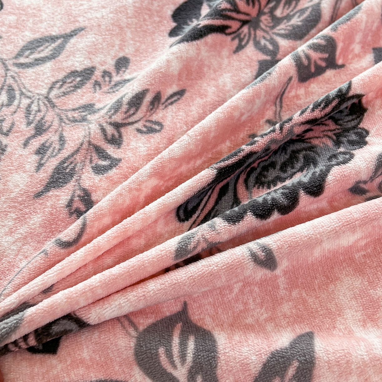 91家纺网 家纺一手货源 找家纺 提花大世界 2025新款爆款高克重牛奶绒印花夹棉蕾丝花边床盖床裙单件三件四件套 花枝韵