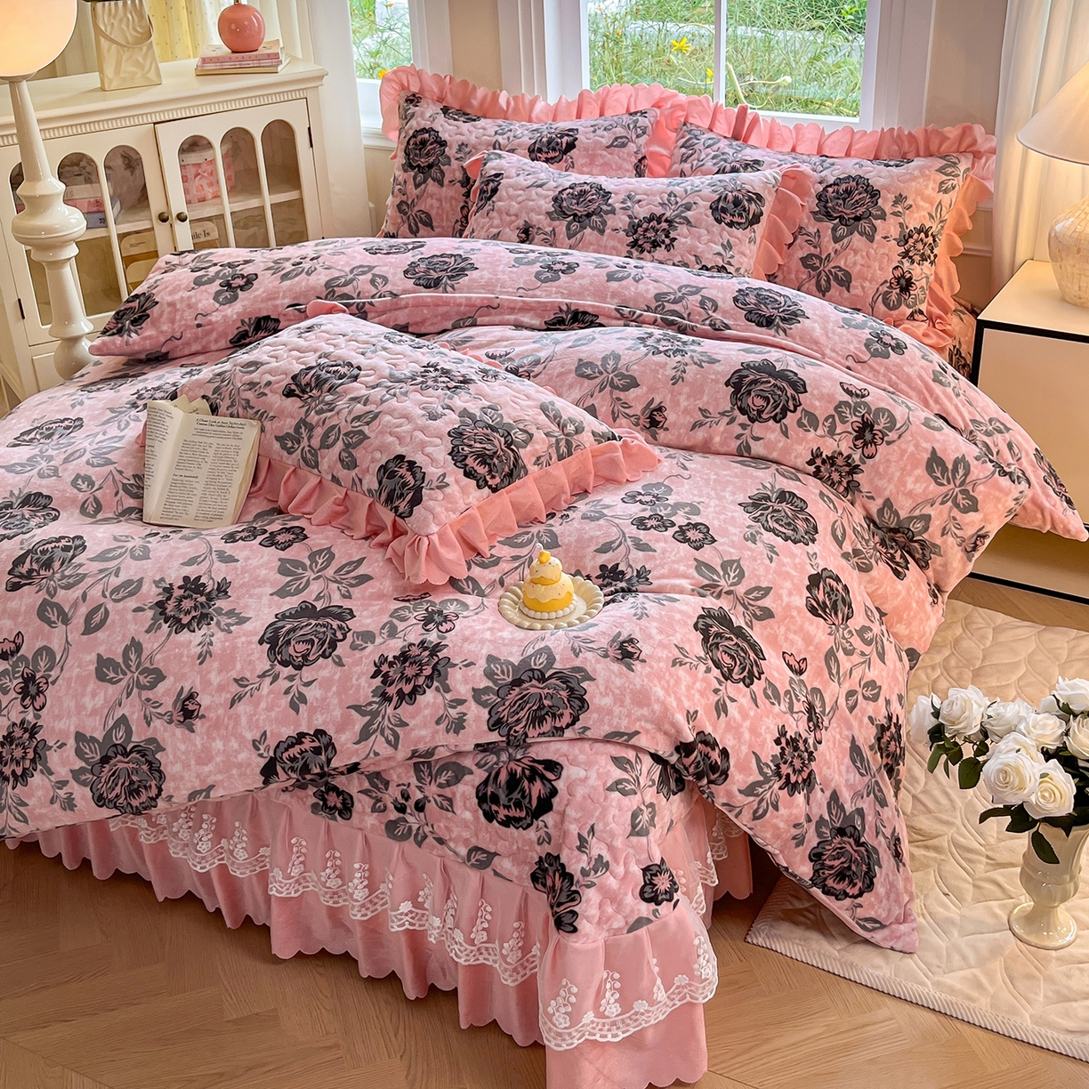 提花大世界 2025新款爆款高克重牛奶绒印花夹棉蕾丝花边床盖床三件四件套 花枝韵