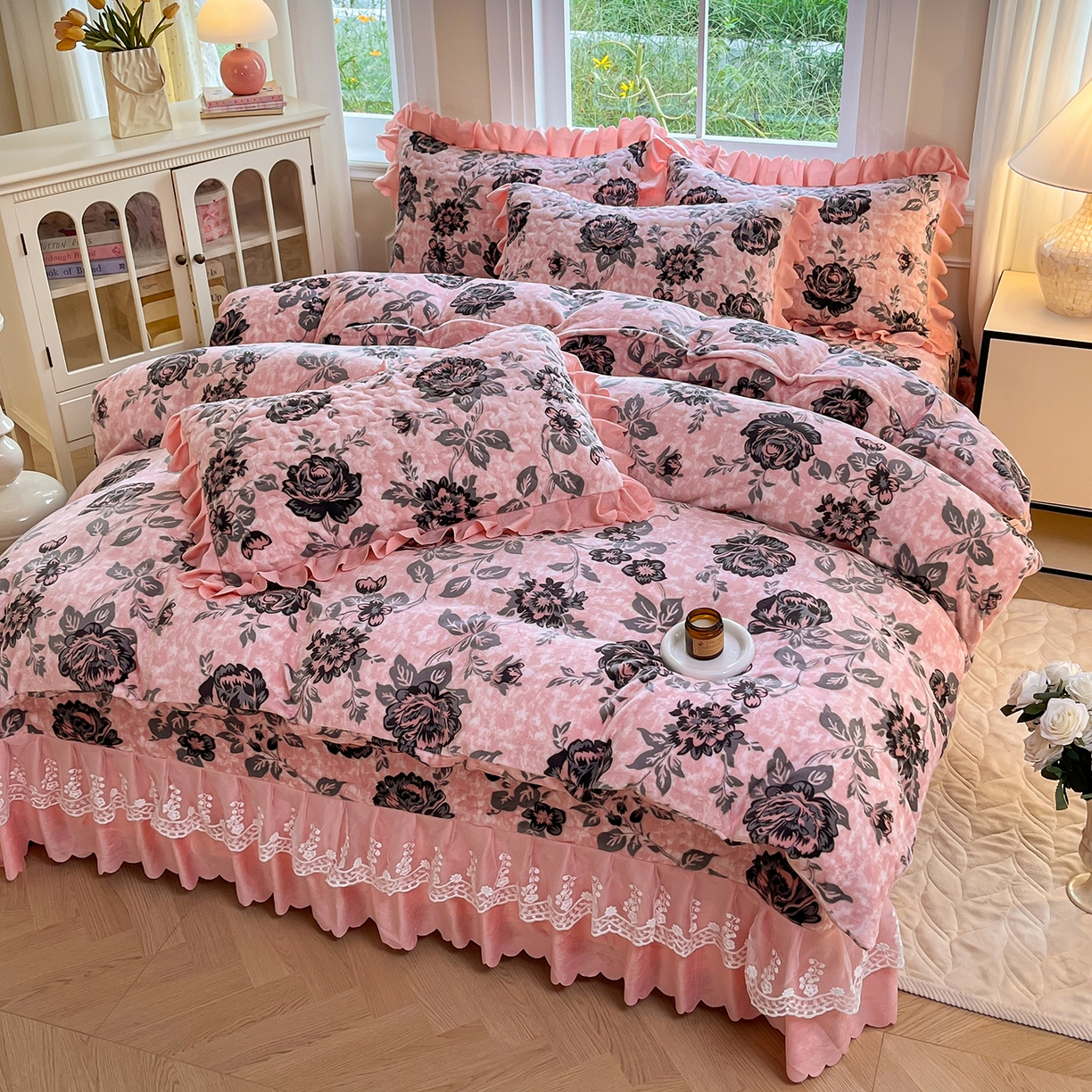 91家纺网 家纺一手货源 找家纺 提花大世界 2025新款爆款高克重牛奶绒印花夹棉蕾丝花边床盖床裙单件三件四件套 花枝韵