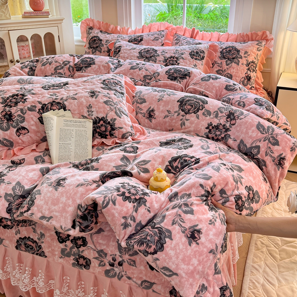 91家纺网 家纺一手货源 找家纺 提花大世界 2025新款爆款高克重牛奶绒印花夹棉蕾丝花边床盖床裙单件三件四件套 花枝韵