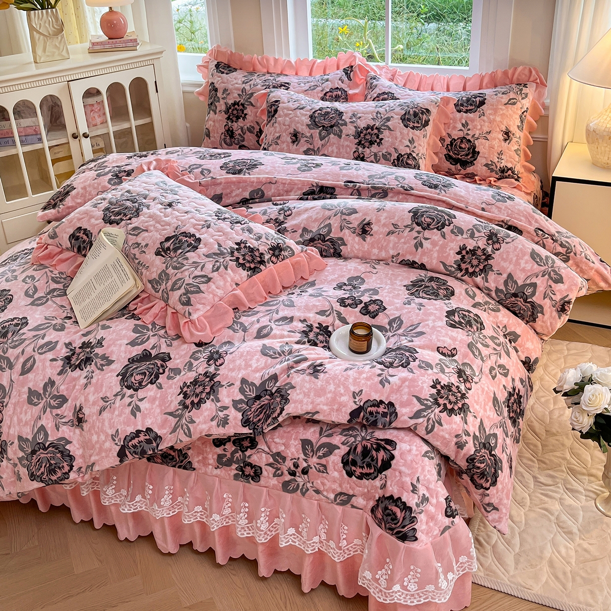 91家纺网 家纺一手货源 找家纺 提花大世界 2025新款爆款高克重牛奶绒印花夹棉蕾丝花边床盖床裙单件三件四件套 花枝韵