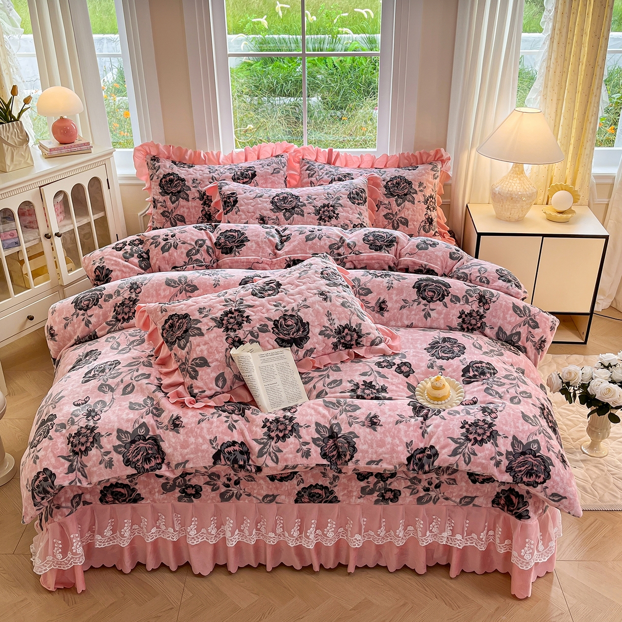 91家纺网 家纺一手货源 找家纺 提花大世界 2025新款爆款高克重牛奶绒印花夹棉蕾丝花边床盖床裙单件三件四件套 花枝韵