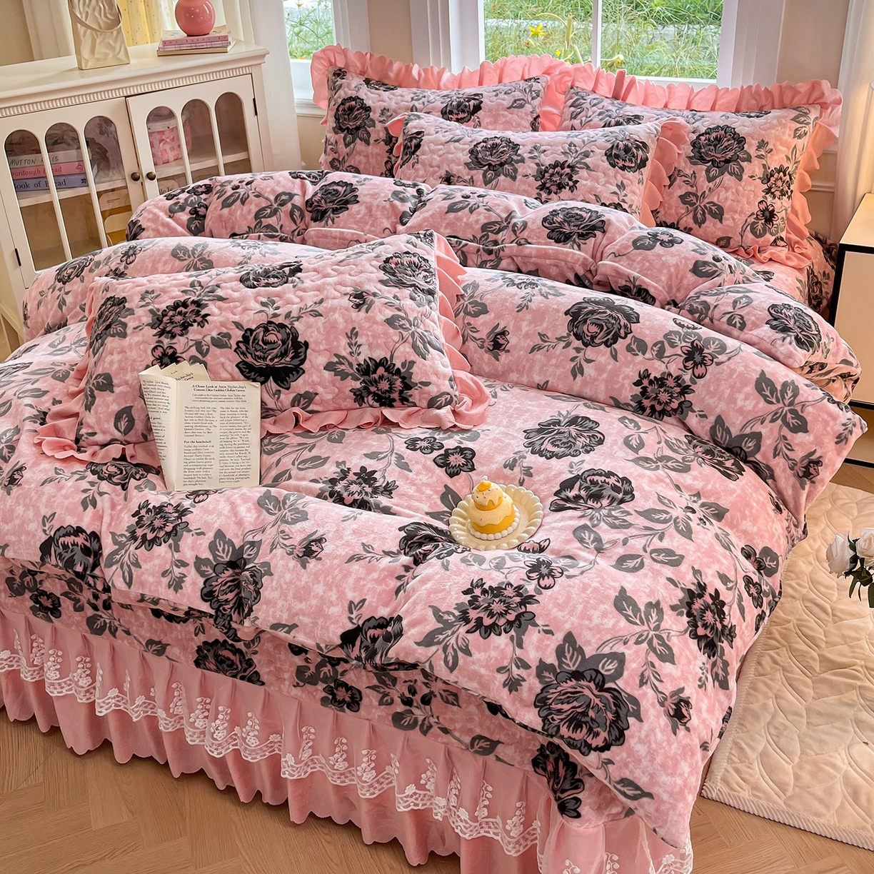 91家纺网 家纺一手货源 找家纺 提花大世界 2025新款爆款高克重牛奶绒印花夹棉蕾丝花边床盖床裙单件三件四件套 花枝韵