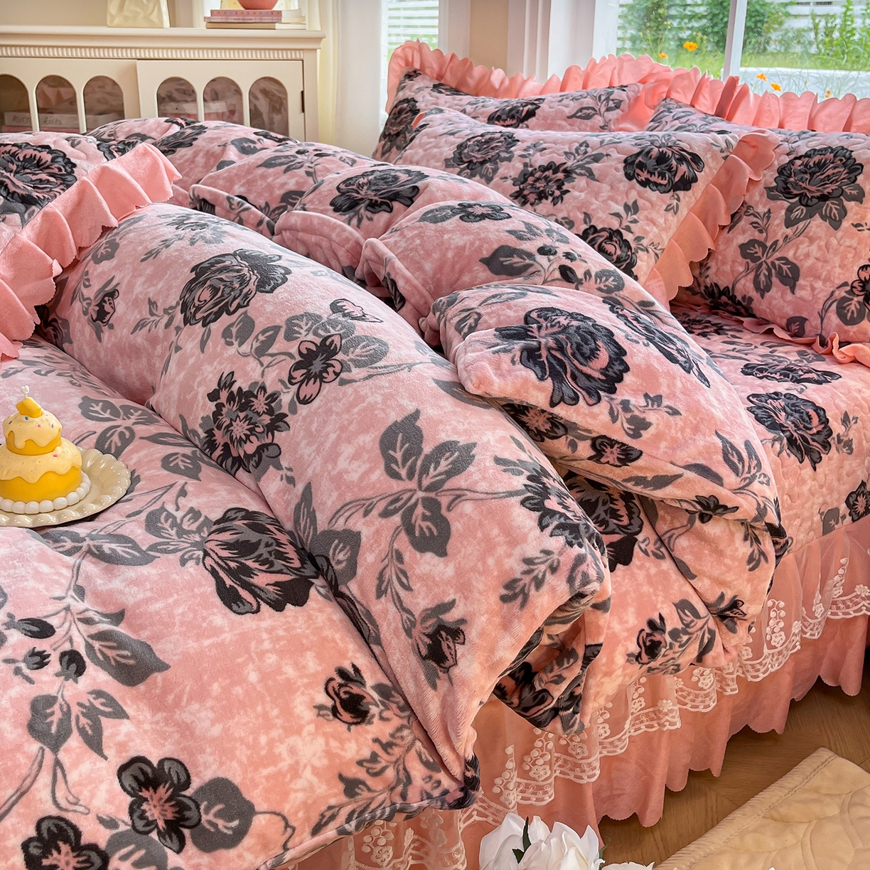 91家纺网 家纺一手货源 找家纺 提花大世界 2025新款爆款高克重牛奶绒印花夹棉蕾丝花边床盖床裙单件三件四件套 花枝韵