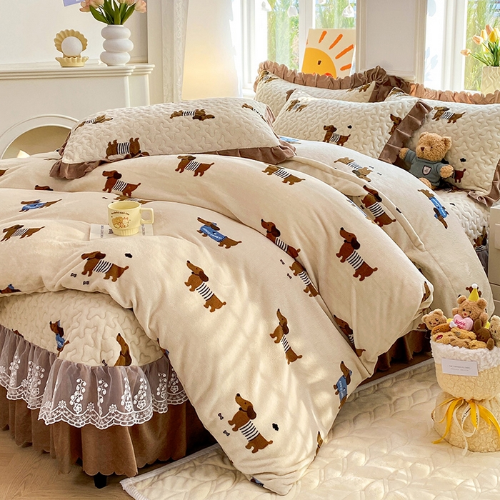 提花大世界 2025新款爆款高克重牛奶绒印花夹棉蕾丝花边床盖床三件四件套 腊肠狗
