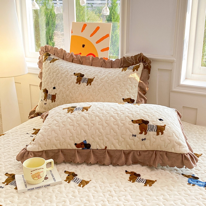 91家纺网 家纺一手货源 找家纺 提花大世界 2025新款爆款高克重牛奶绒印花夹棉蕾丝花边床盖床裙单件三件四件套 腊肠狗