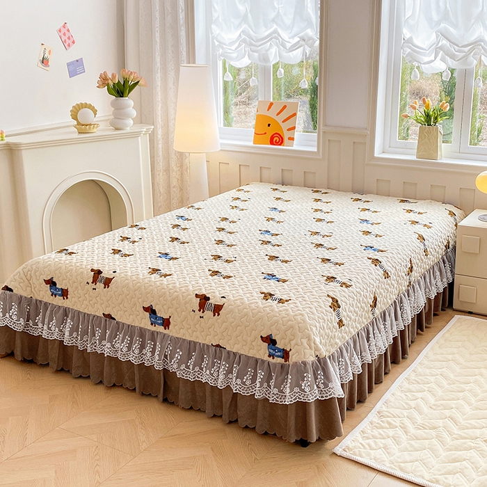 91家纺网 家纺一手货源 找家纺 提花大世界 2025新款爆款高克重牛奶绒印花夹棉蕾丝花边床盖床裙单件三件四件套 腊肠狗