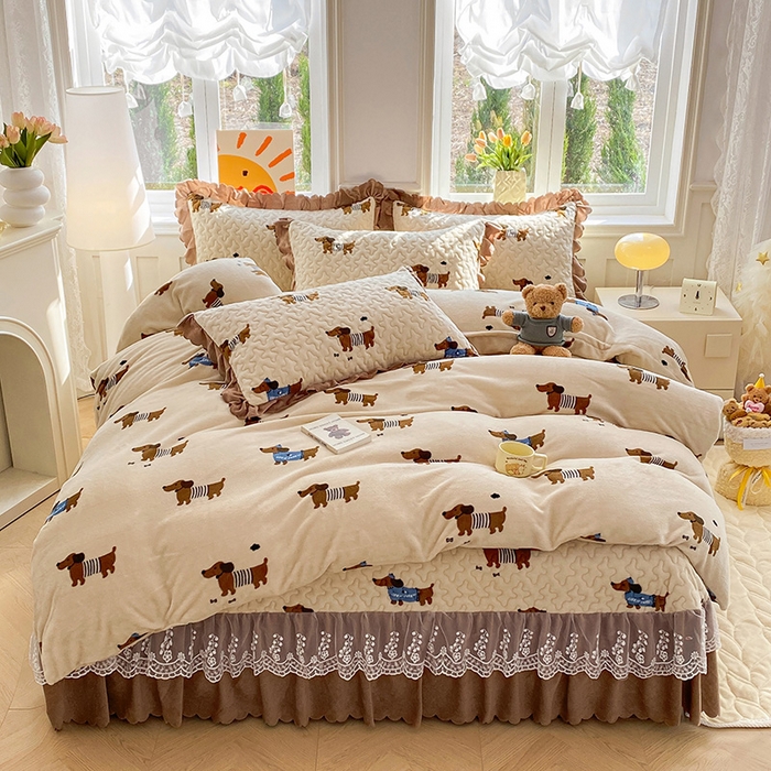 91家纺网 家纺一手货源 找家纺 提花大世界 2025新款爆款高克重牛奶绒印花夹棉蕾丝花边床盖床裙单件三件四件套 腊肠狗