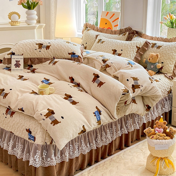 91家纺网 家纺一手货源 找家纺 提花大世界 2025新款爆款高克重牛奶绒印花夹棉蕾丝花边床盖床裙单件三件四件套 腊肠狗