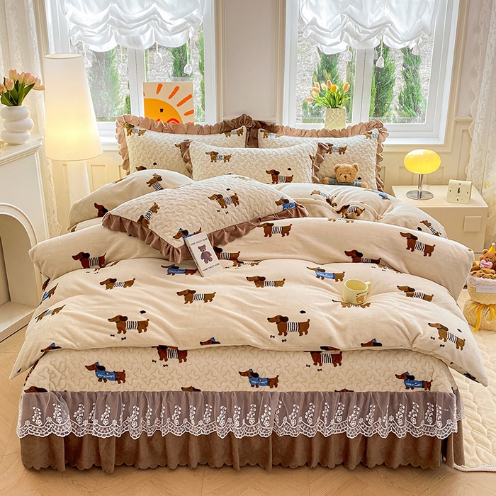 91家纺网 家纺一手货源 找家纺 提花大世界 2025新款爆款高克重牛奶绒印花夹棉蕾丝花边床盖床裙单件三件四件套 腊肠狗