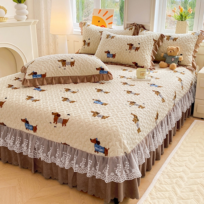 91家纺网 家纺一手货源 找家纺 提花大世界 2025新款爆款高克重牛奶绒印花夹棉蕾丝花边床盖床裙单件三件四件套 腊肠狗