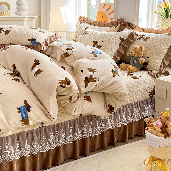 91家纺网 家纺一手货源 找家纺 提花大世界 2025新款爆款高克重牛奶绒印花夹棉蕾丝花边床盖床裙单件三件四件套 腊肠狗