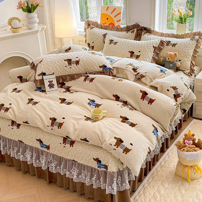 91家纺网 家纺一手货源 找家纺 提花大世界 2025新款爆款高克重牛奶绒印花夹棉蕾丝花边床盖床裙单件三件四件套 腊肠狗