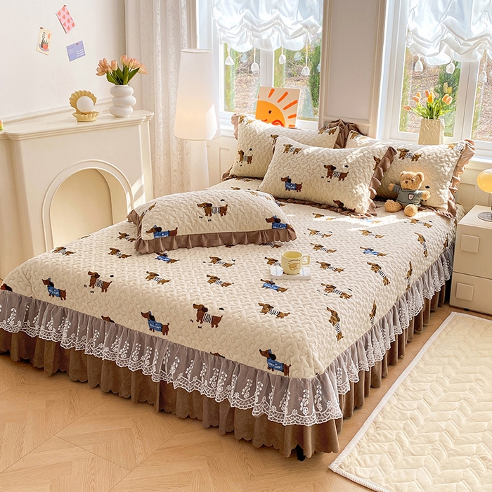 91家纺网 家纺一手货源 找家纺 提花大世界 2025新款爆款高克重牛奶绒印花夹棉蕾丝花边床盖床裙单件三件四件套 腊肠狗