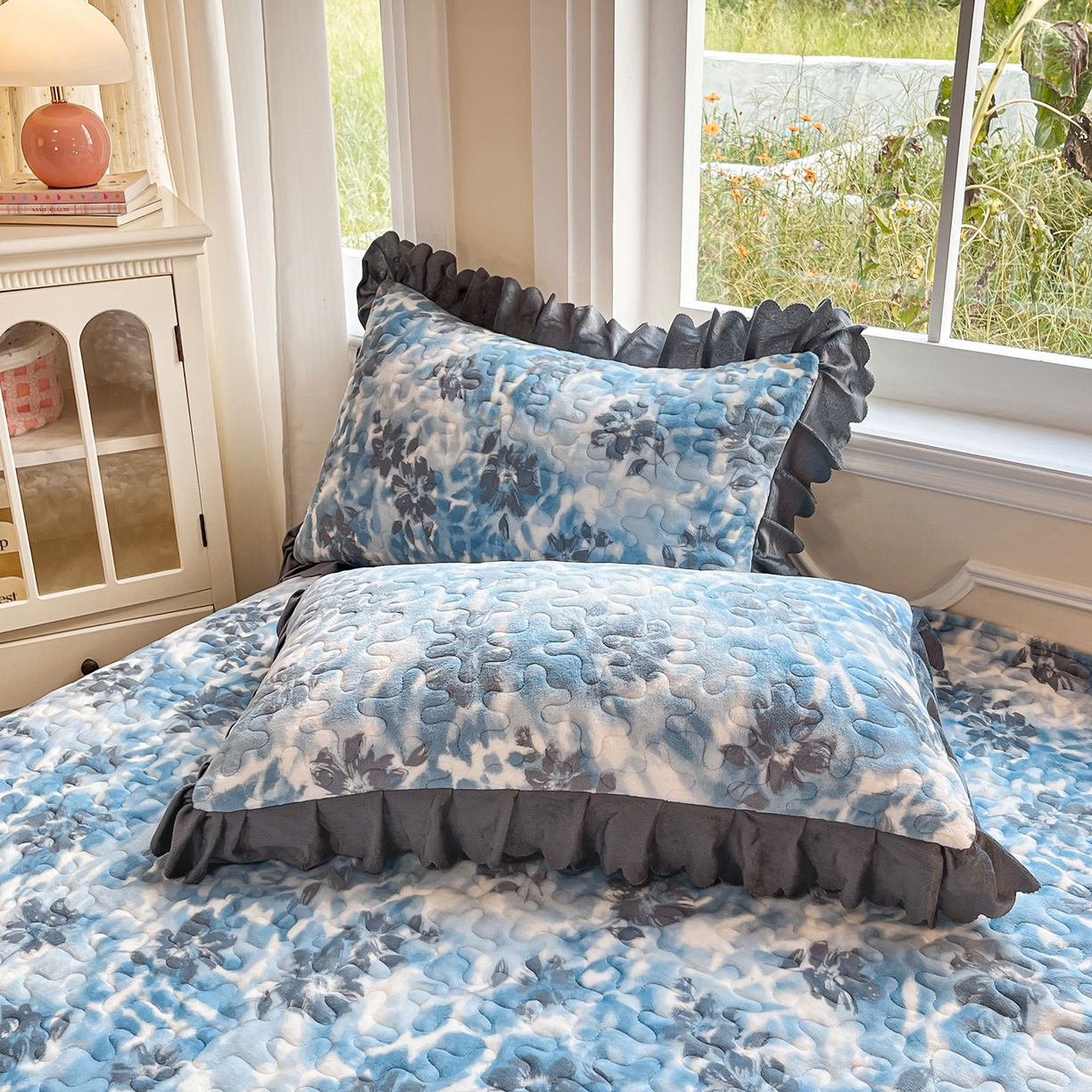 91家纺网 家纺一手货源 找家纺 提花大世界 2025新款爆款高克重牛奶绒印花夹棉蕾丝花边床盖床裙单件三件四件套 浪漫花语