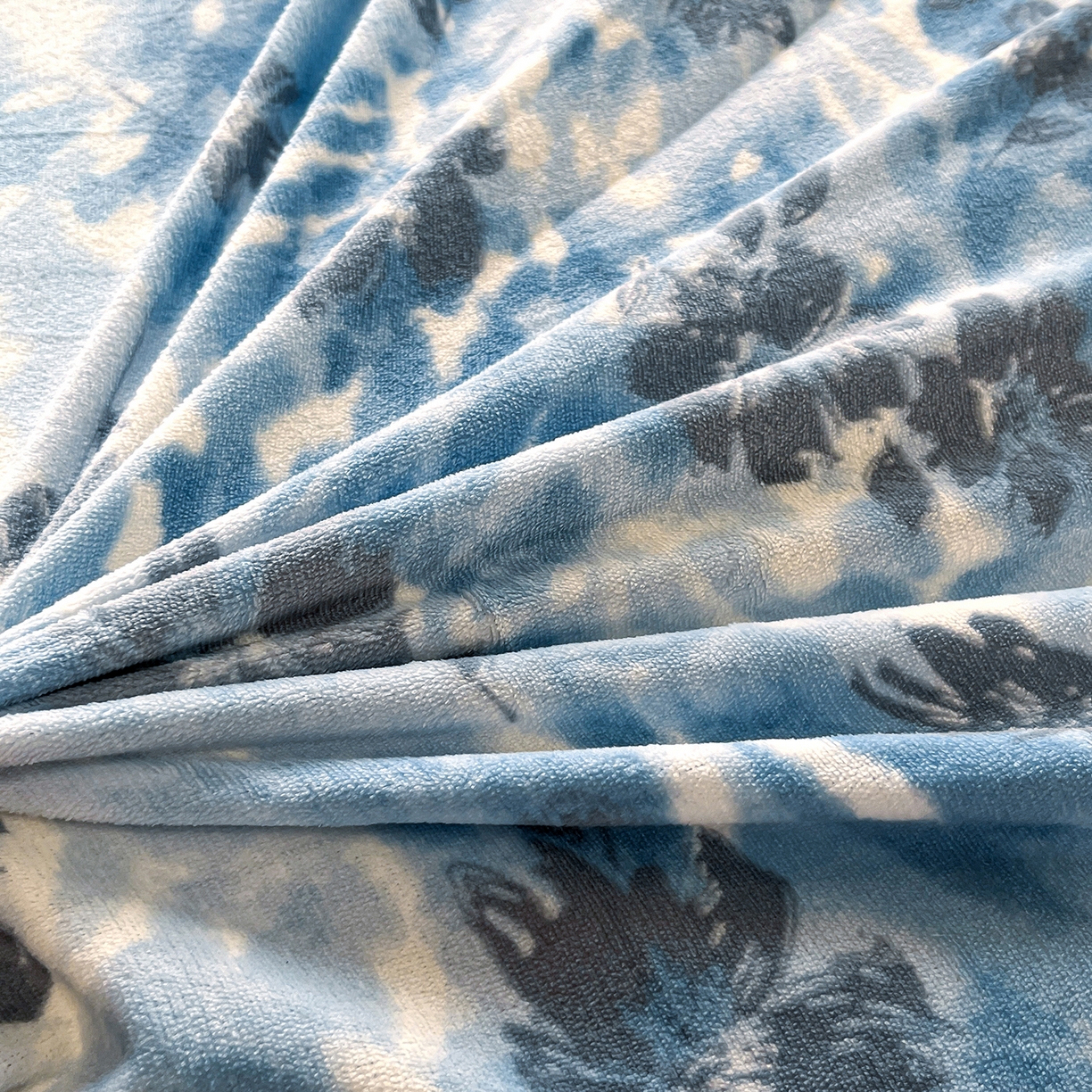 91家纺网 家纺一手货源 找家纺 提花大世界 2025新款爆款高克重牛奶绒印花夹棉蕾丝花边床盖床裙单件三件四件套 浪漫花语