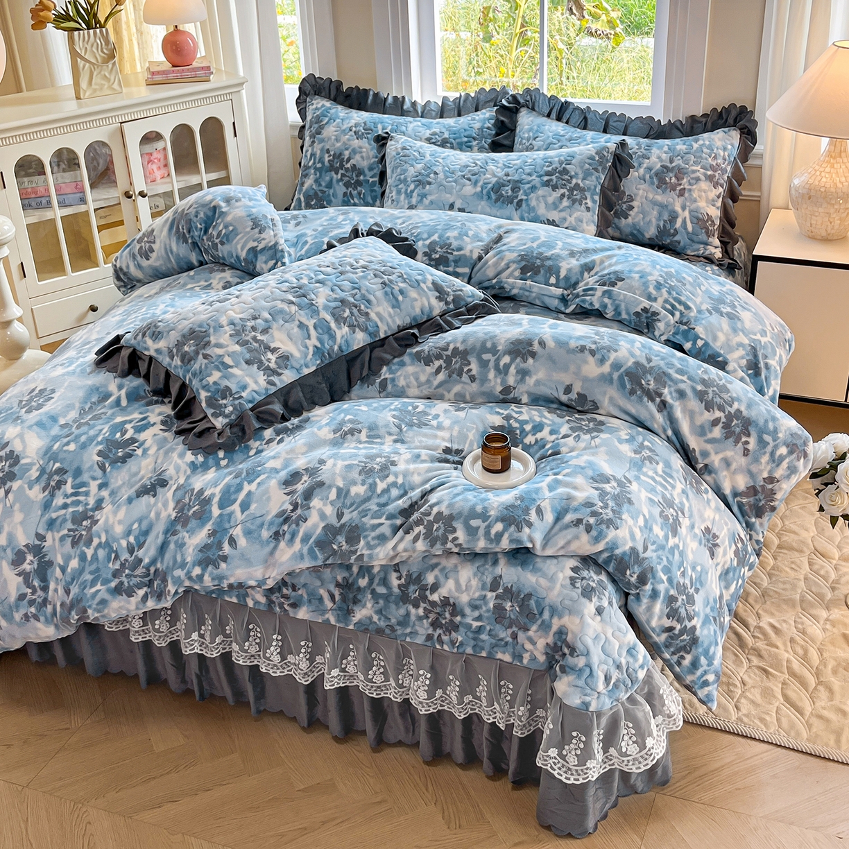 91家纺网 家纺一手货源 找家纺 提花大世界 2025新款爆款高克重牛奶绒印花夹棉蕾丝花边床盖床裙单件三件四件套 浪漫花语