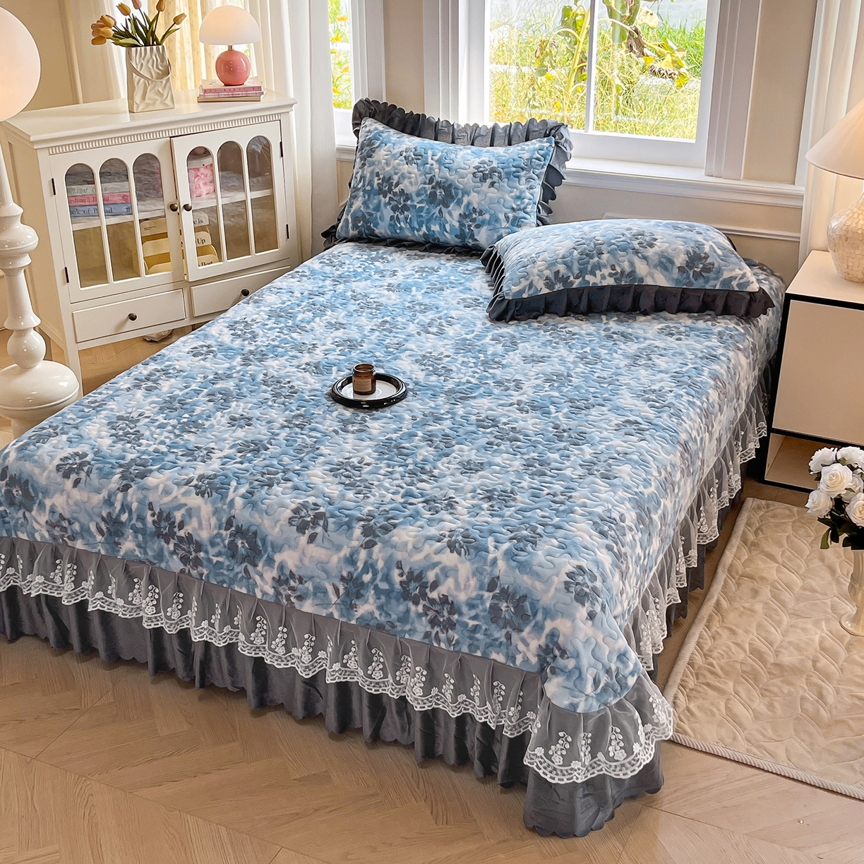 91家纺网 家纺一手货源 找家纺 提花大世界 2025新款爆款高克重牛奶绒印花夹棉蕾丝花边床盖床裙单件三件四件套 浪漫花语