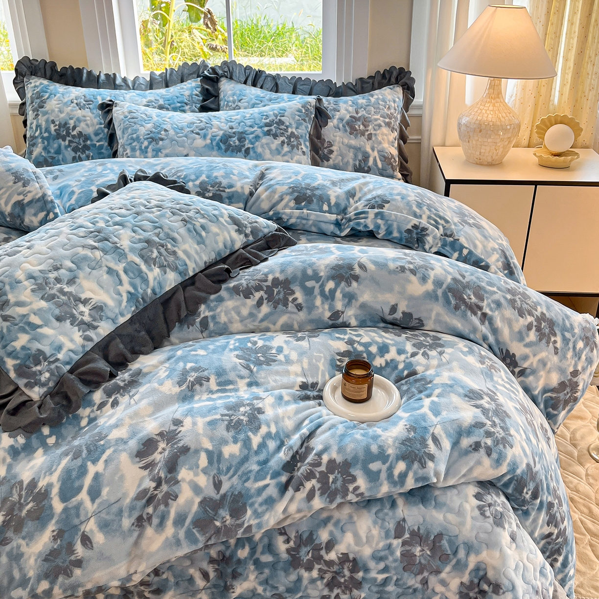 91家纺网 家纺一手货源 找家纺 提花大世界 2025新款爆款高克重牛奶绒印花夹棉蕾丝花边床盖床裙单件三件四件套 浪漫花语