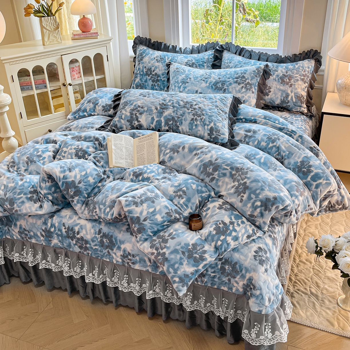 91家纺网 家纺一手货源 找家纺 提花大世界 2025新款爆款高克重牛奶绒印花夹棉蕾丝花边床盖床裙单件三件四件套 浪漫花语