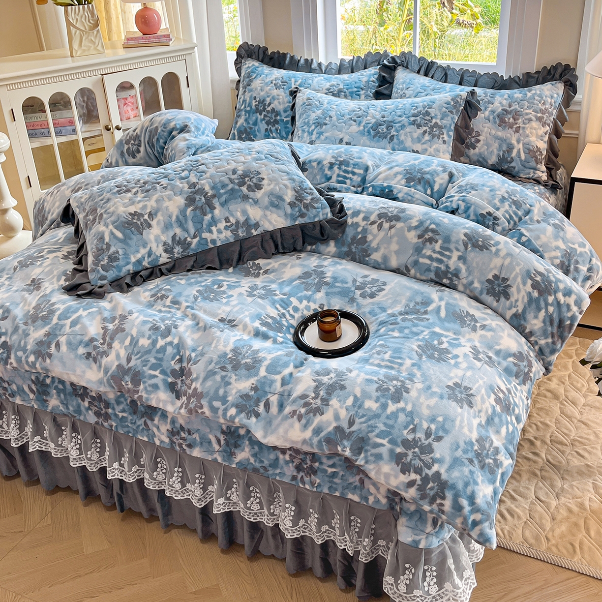 91家纺网 家纺一手货源 找家纺 提花大世界 2025新款爆款高克重牛奶绒印花夹棉蕾丝花边床盖床裙单件三件四件套 浪漫花语