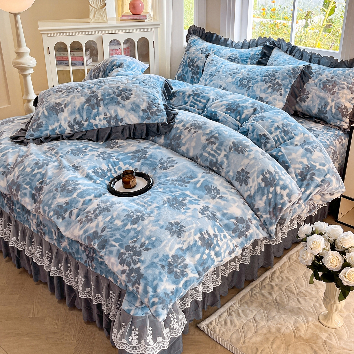 91家纺网 家纺一手货源 找家纺 提花大世界 2025新款爆款高克重牛奶绒印花夹棉蕾丝花边床盖床裙单件三件四件套 浪漫花语