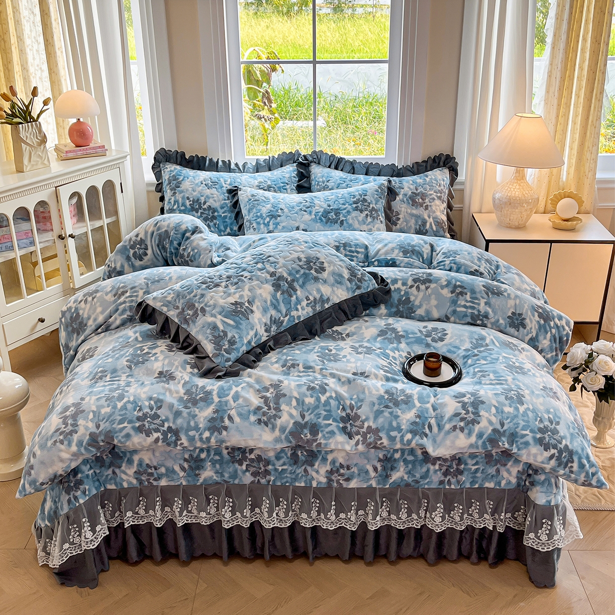 91家纺网 家纺一手货源 找家纺 提花大世界 2025新款爆款高克重牛奶绒印花夹棉蕾丝花边床盖床裙单件三件四件套 浪漫花语