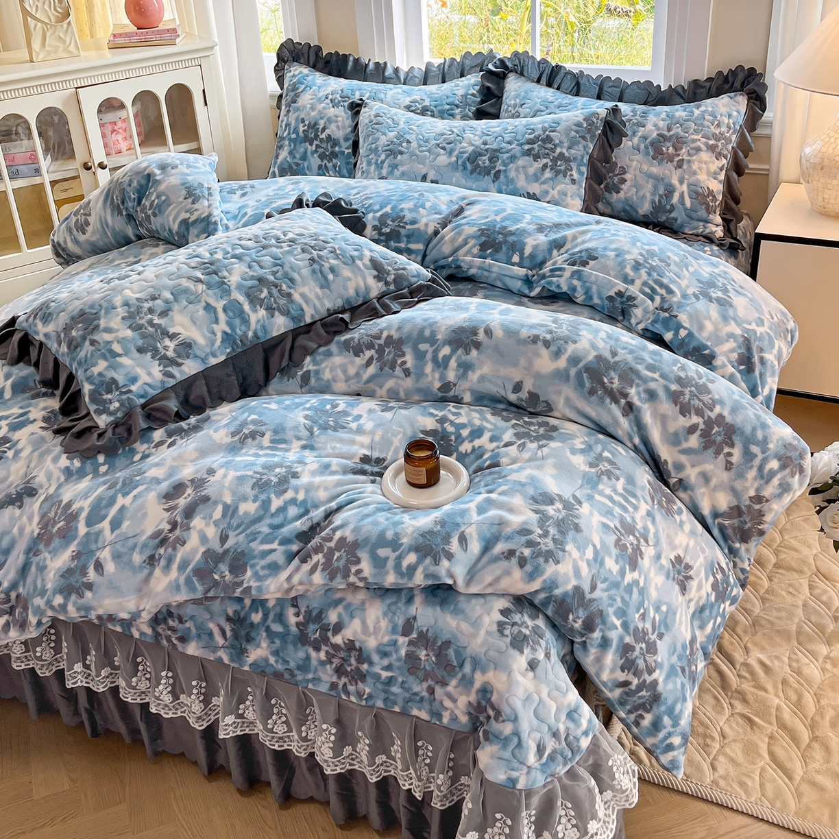 91家纺网 家纺一手货源 找家纺 提花大世界 2025新款爆款高克重牛奶绒印花夹棉蕾丝花边床盖床裙单件三件四件套 浪漫花语