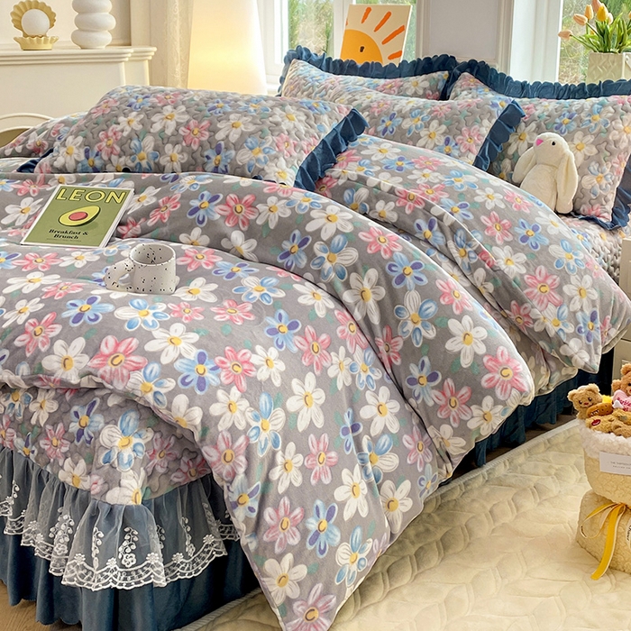 提花大世界 2025新款爆款高克重牛奶绒印花夹棉蕾丝花边床盖床三件四件套 美丽花园