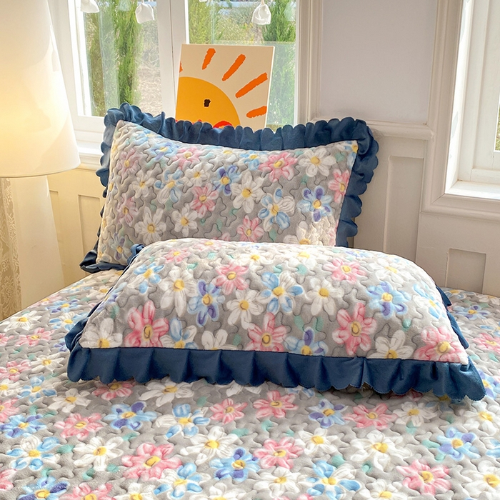 91家纺网 家纺一手货源 找家纺 提花大世界 2025新款爆款高克重牛奶绒印花夹棉蕾丝花边床盖床裙单件三件四件套 美丽花园