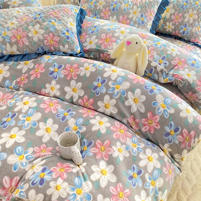 91家纺网 家纺一手货源 找家纺 提花大世界 2025新款爆款高克重牛奶绒印花夹棉蕾丝花边床盖床裙单件三件四件套 美丽花园