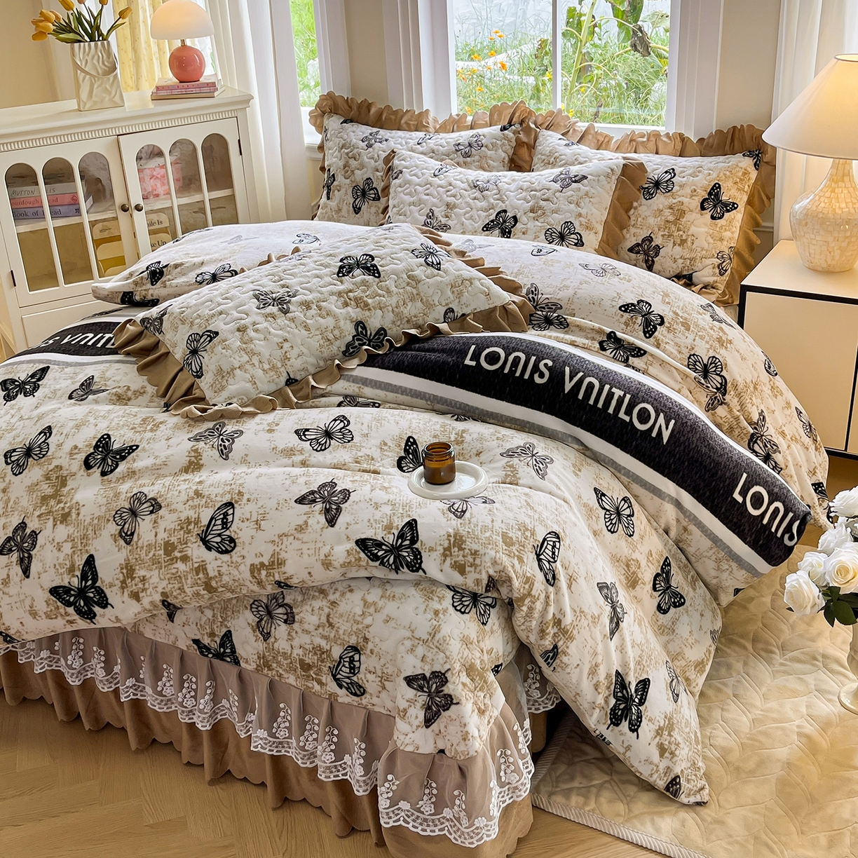 提花大世界 2025新款爆款高克重牛奶绒印花夹棉蕾丝花边床盖床三件四件套 米色蝴蝶