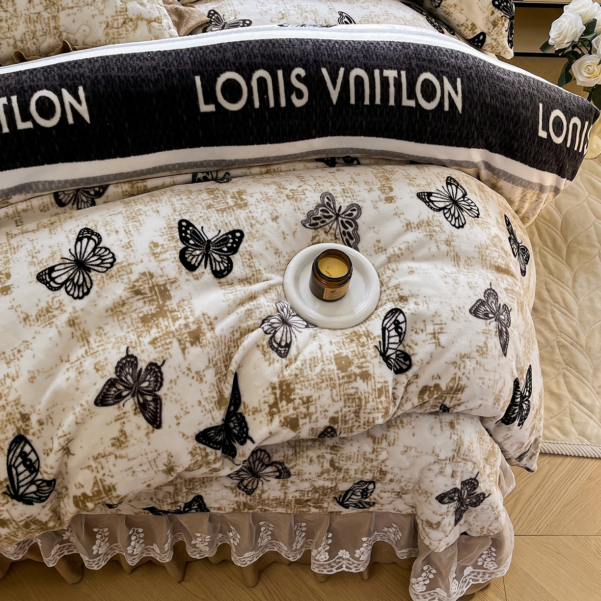 91家纺网 家纺一手货源 找家纺 提花大世界 2025新款爆款高克重牛奶绒印花夹棉蕾丝花边床盖床裙单件三件四件套 米色蝴蝶