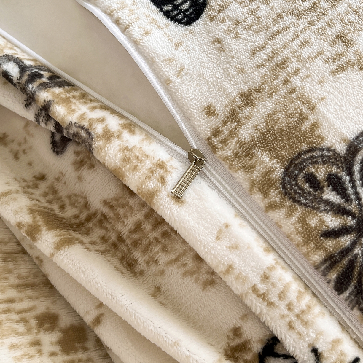 91家纺网 家纺一手货源 找家纺 提花大世界 2025新款爆款高克重牛奶绒印花夹棉蕾丝花边床盖床裙单件三件四件套 米色蝴蝶